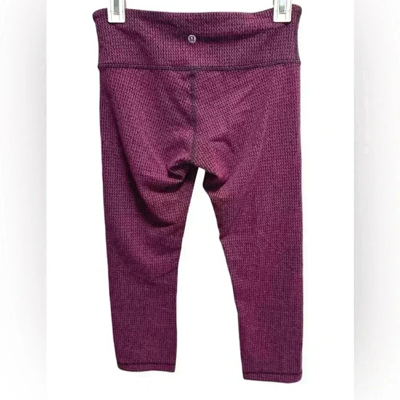 LULULEMON PURPLE/MAGENTA PINK AND BLACK CROPPED CAPRI LEGGINGS - Picture 2 of 4